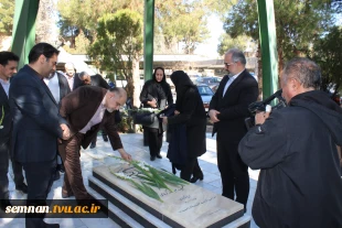 ادای احترام شرکت‌کنندگان در آیین افتتاحیه دوره ارزیابی صلاحیت حرفه‌ای شرکت توزیع نیروی برق استان سمنان به شهید گمنام دانشگاه ملی مهارت استان 2