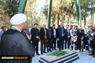 ادای احترام شرکت‌کنندگان در آیین افتتاحیه دوره ارزیابی صلاحیت حرفه‌ای شرکت توزیع نیروی برق استان سمنان به شهید گمنام دانشگاه ملی مهارت استان 3