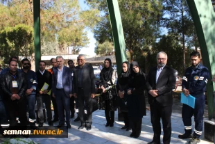 ادای احترام شرکت‌کنندگان در آیین افتتاحیه دوره ارزیابی صلاحیت حرفه‌ای شرکت توزیع نیروی برق استان سمنان به شهید گمنام دانشگاه ملی مهارت استان 4