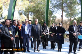 ادای احترام شرکت‌کنندگان در آیین افتتاحیه دوره ارزیابی صلاحیت حرفه‌ای شرکت توزیع نیروی برق استان سمنان به شهید گمنام دانشگاه ملی مهارت استان 5