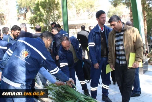 ادای احترام شرکت‌کنندگان در آیین افتتاحیه دوره ارزیابی صلاحیت حرفه‌ای شرکت توزیع نیروی برق استان سمنان به شهید گمنام دانشگاه ملی مهارت استان 7